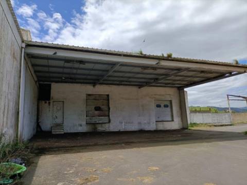 Prédio Industrial de 2 Edifícios e 1 Armazém em Santa Cruz - Praia da Vitória