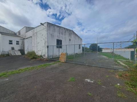 Prédio Industrial de 2 Edifícios e 1 Armazém em Santa Cruz - Praia da Vitória