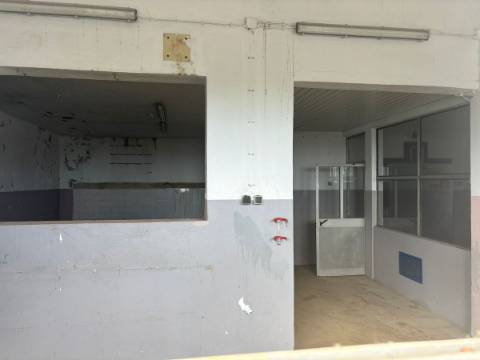 Prédio Industrial de 2 Edifícios e 1 Armazém em Santa Cruz - Praia da Vitória