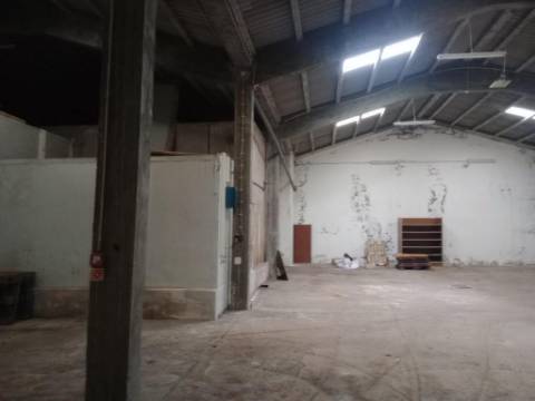 Prédio Industrial de 2 Edifícios e 1 Armazém em Santa Cruz - Praia da Vitória