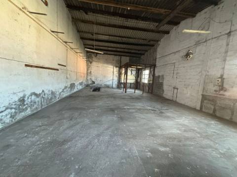 Prédio Industrial de 2 Edifícios e 1 Armazém em Santa Cruz - Praia da Vitória