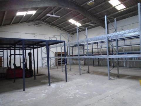 Prédio Industrial de 2 Edifícios e 1 Armazém em Santa Cruz - Praia da Vitória