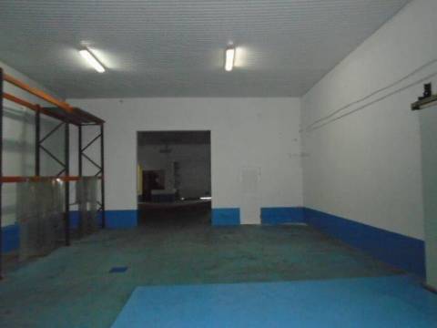 Prédio Industrial de 2 Edifícios e 1 Armazém em Santa Cruz - Praia da Vitória