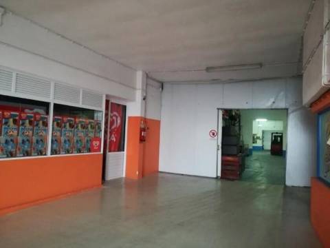 Prédio Industrial de 2 Edifícios e 1 Armazém em Santa Cruz - Praia da Vitória