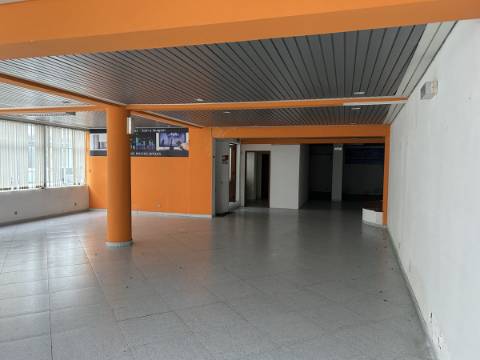 Edifício com Loja no R/C e 9 Apartamentos em Ponta Delgada