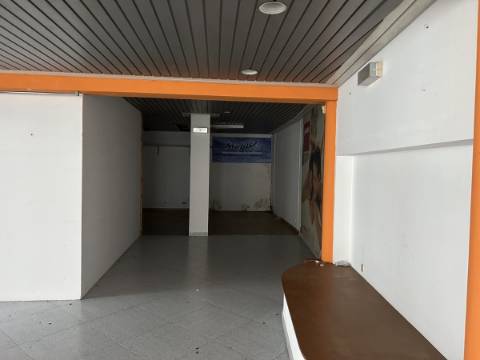 Edifício com Loja no R/C e 9 Apartamentos em Ponta Delgada