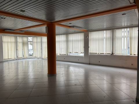 Edifício com Loja no R/C e 9 Apartamentos em Ponta Delgada