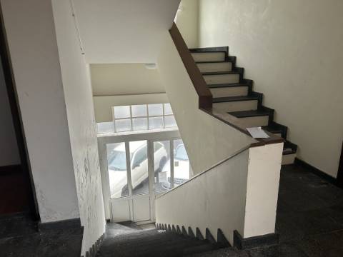 Edifício com Loja no R/C e 9 Apartamentos em Ponta Delgada