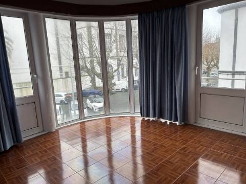 Edifício com Loja no R/C e 9 Apartamentos em Ponta Delgada