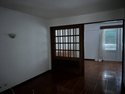 Edifício com Loja no R/C e 9 Apartamentos em Ponta Delgada