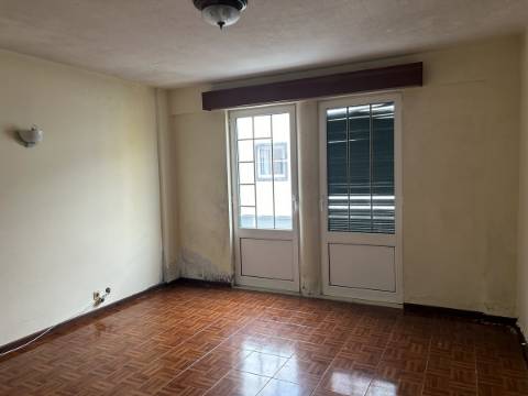 Edifício com Loja no R/C e 9 Apartamentos em Ponta Delgada