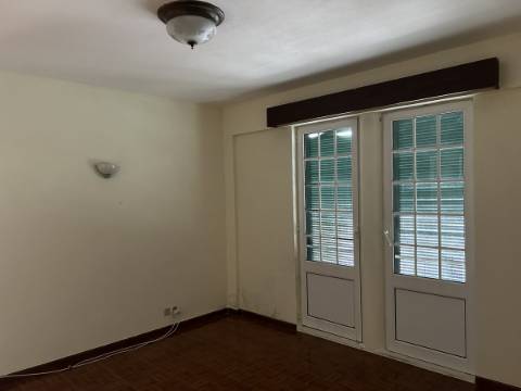 Edifício com Loja no R/C e 9 Apartamentos em Ponta Delgada