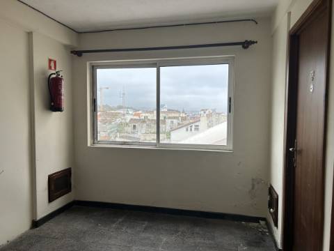 Edifício com Loja no R/C e 9 Apartamentos em Ponta Delgada