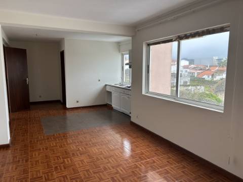 Edifício com Loja no R/C e 9 Apartamentos em Ponta Delgada