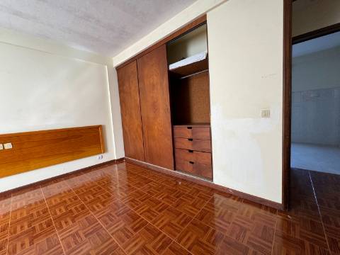 Edifício com Loja no R/C e 9 Apartamentos em Ponta Delgada