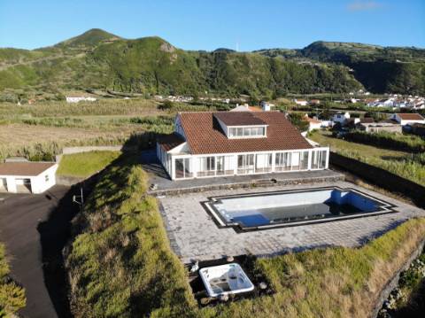 Oportunidade Única - Moradia com Vista Deslumbrante nos Mosteiros!