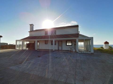 Oportunidade Única - Moradia com Vista Deslumbrante nos Mosteiros!