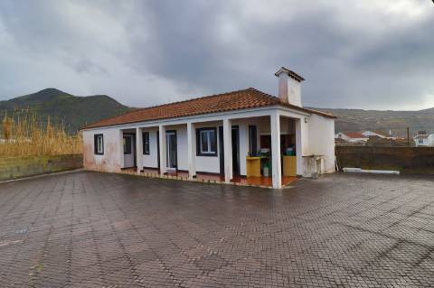 Oportunidade Única - Moradia com Vista Deslumbrante nos Mosteiros!