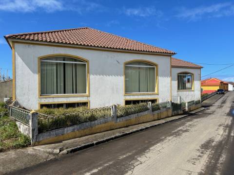 Edifício Comercial na Achadinha Concelho do Nordeste