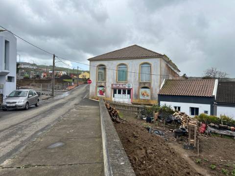 Edifício Comercial na Achadinha Concelho do Nordeste