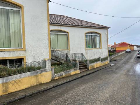 Edifício Comercial na Achadinha Concelho do Nordeste