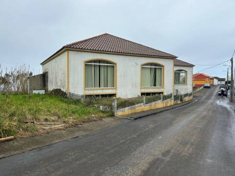 Edifício Comercial na Achadinha Concelho do Nordeste