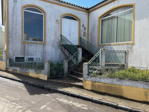 Edifício Comercial na Achadinha Concelho do Nordeste