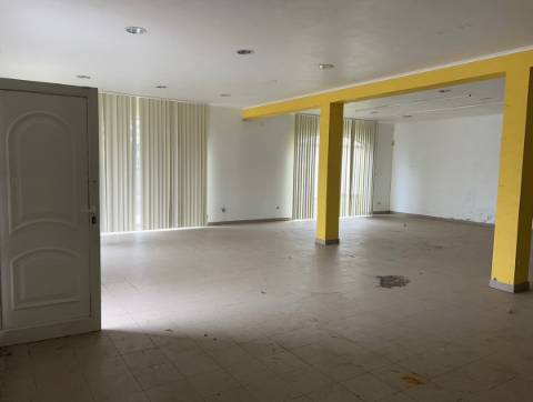 Edifício Comercial na Achadinha Concelho do Nordeste