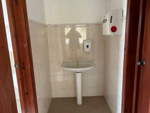 Edifício Comercial na Achadinha Concelho do Nordeste