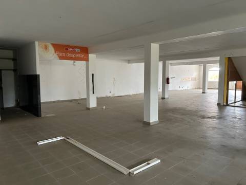 Edifício Comercial na Achadinha Concelho do Nordeste