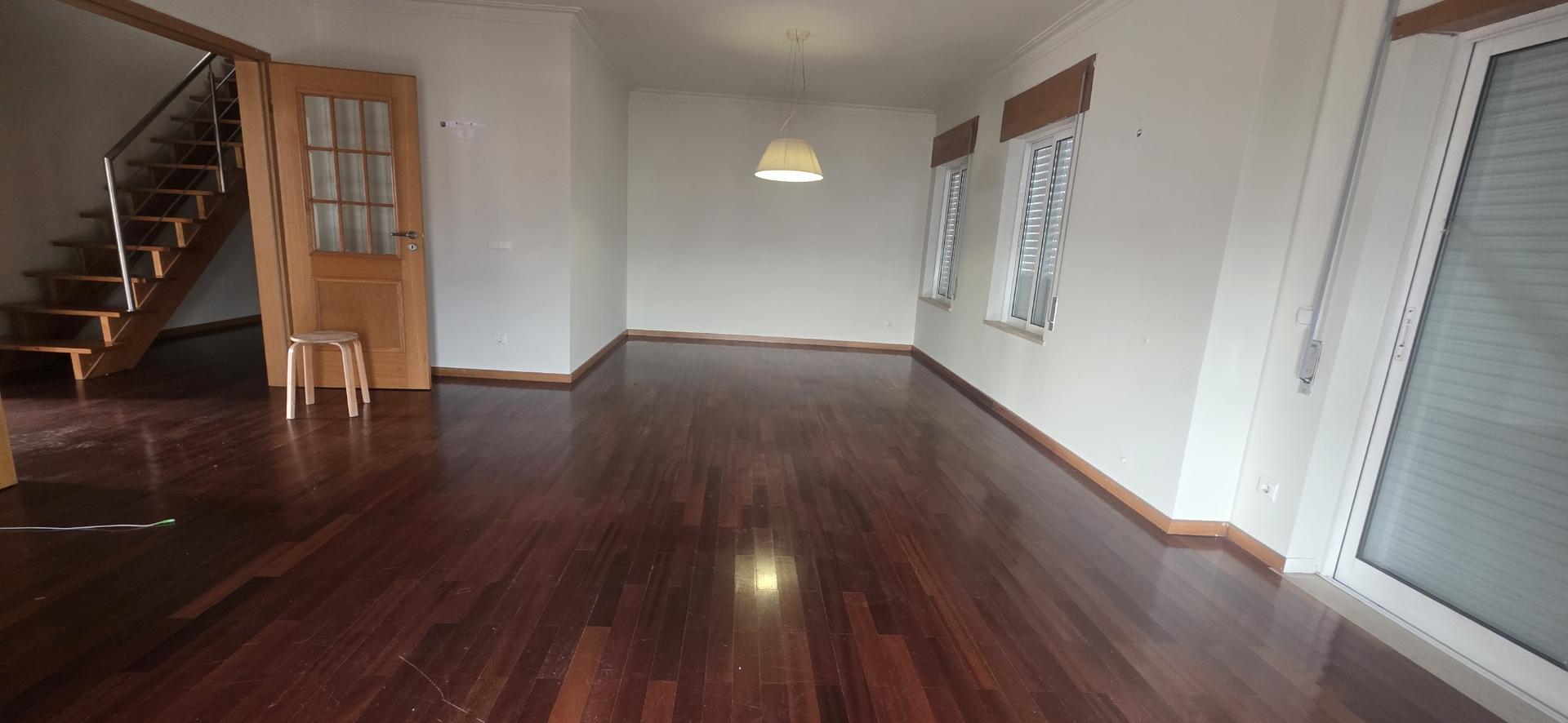 Excelente t4 DUPLEX com garagem duple e elevador na urbanização nova nova Conímbriga1