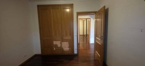 Excelente t4 DUPLEX com garagem duple e elevador na urbanização nova nova Conímbriga1