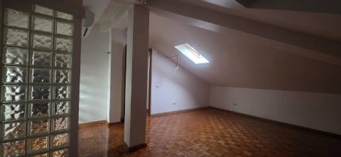 Excelente t4 DUPLEX com garagem duple e elevador na urbanização nova nova Conímbriga1