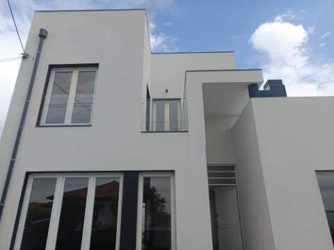 Moradia T3 Renovada perto da praia - Arcozelo para arrendamento