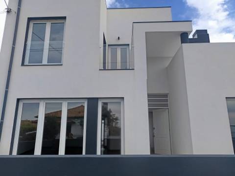 Moradia T3 Renovada perto da praia - Arcozelo para arrendamento