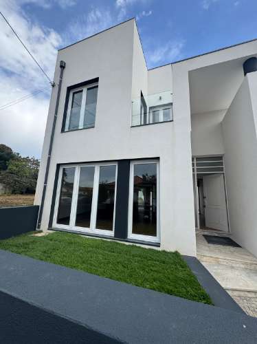 Moradia T3 Renovada perto da praia - Arcozelo para arrendamento