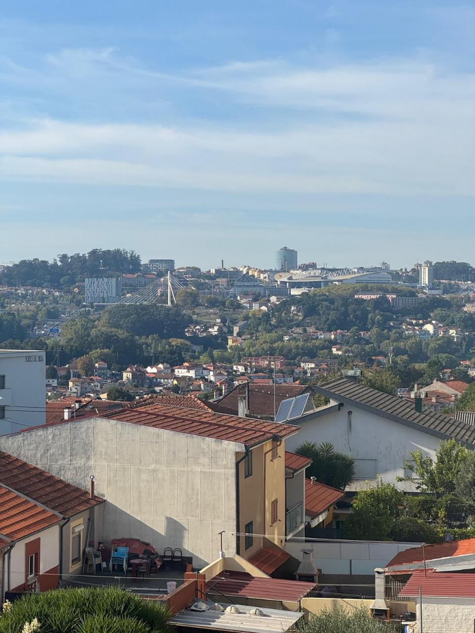 T2 com Marquise, Varanda e Lugar de Garagem - Excelente Localização