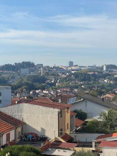 T2 com Marquise, Varanda e Lugar de Garagem - Excelente Localização