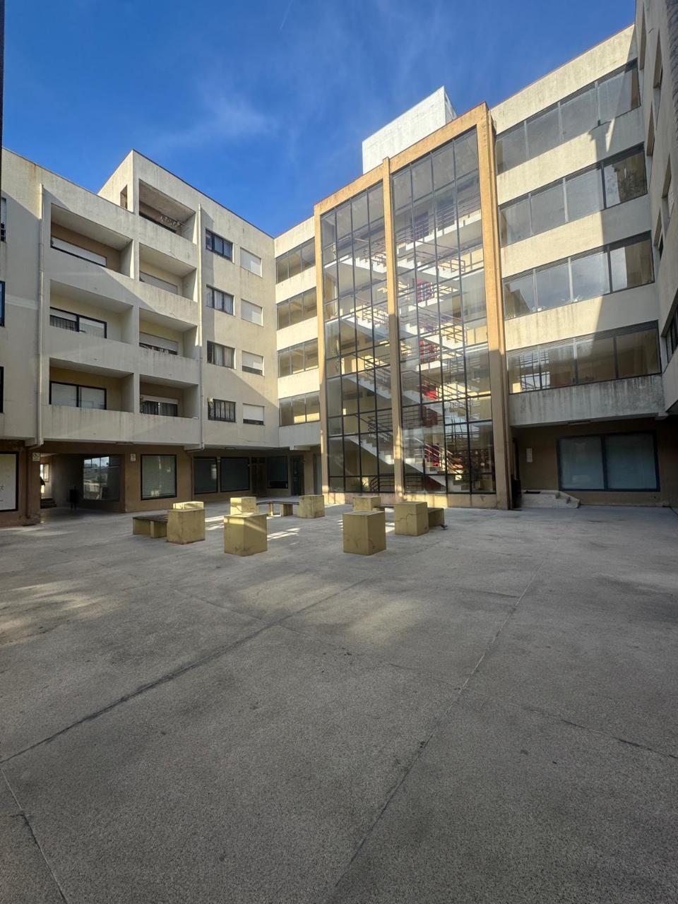 T2 com Marquise, Varanda e Lugar de Garagem - Excelente Localização