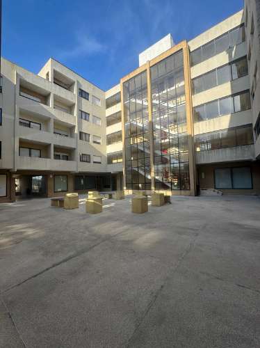 T2 com Marquise, Varanda e Lugar de Garagem - Excelente Localização