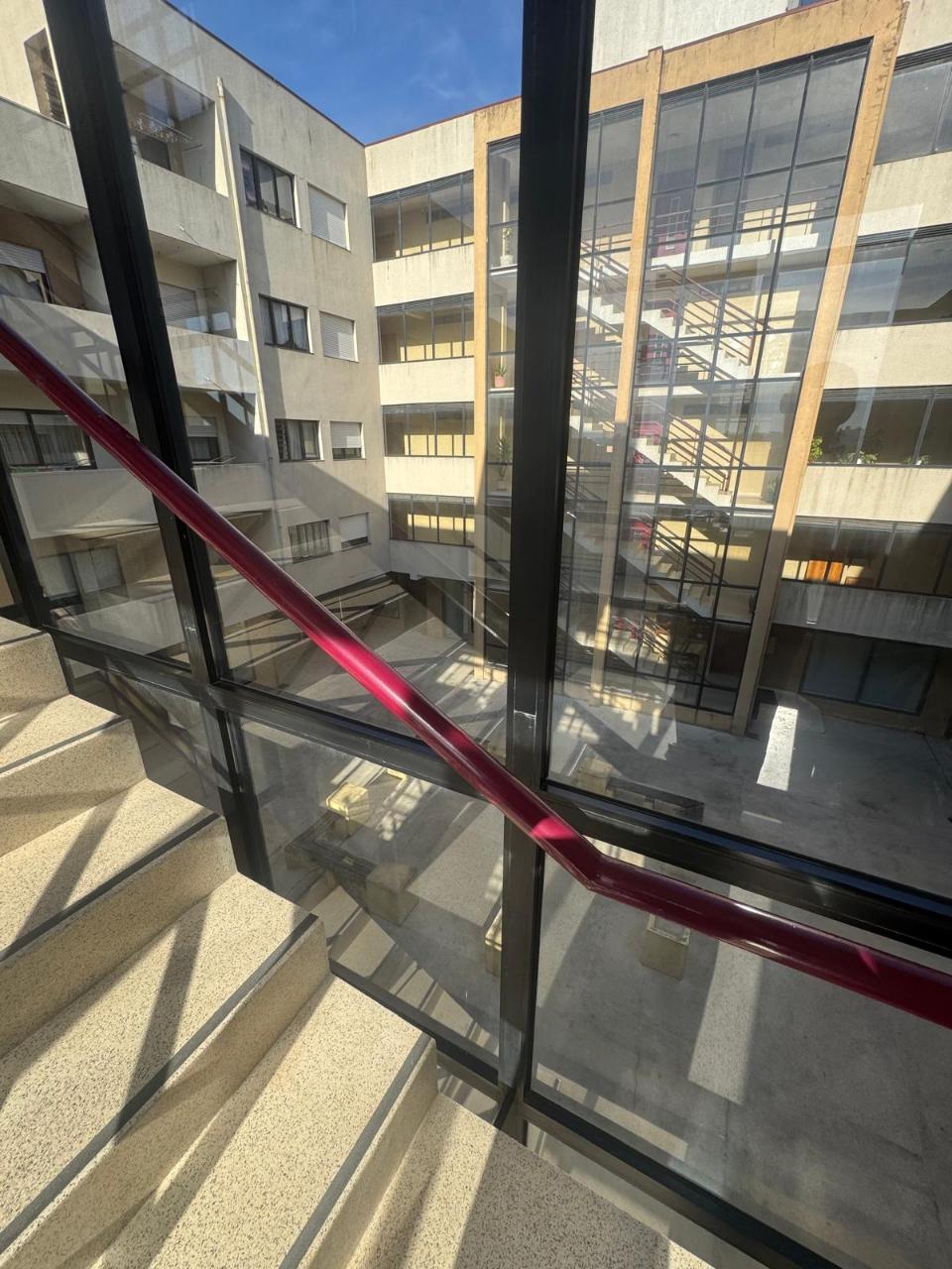 T2 com Marquise, Varanda e Lugar de Garagem - Excelente Localização