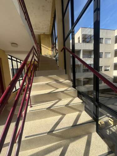 T2 com Marquise, Varanda e Lugar de Garagem - Excelente Localização