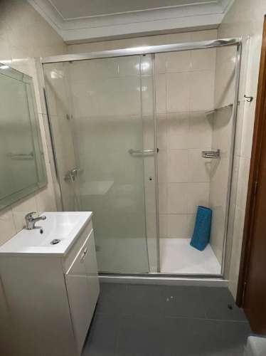 T2 com Marquise, Varanda e Lugar de Garagem - Excelente Localização