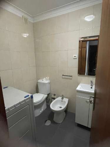 T2 com Marquise, Varanda e Lugar de Garagem - Excelente Localização