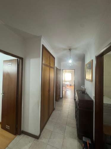 T2 com Marquise, Varanda e Lugar de Garagem - Excelente Localização