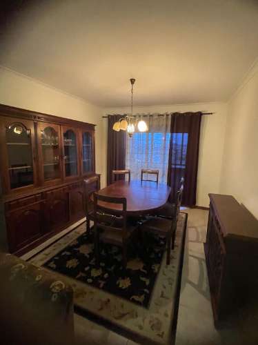 T2 com Marquise, Varanda e Lugar de Garagem - Excelente Localização