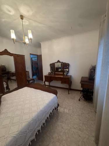 T2 com Marquise, Varanda e Lugar de Garagem - Excelente Localização