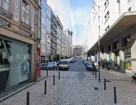 Loja com Armazém | 2 Pisos | 262 m² | Localização Prime
