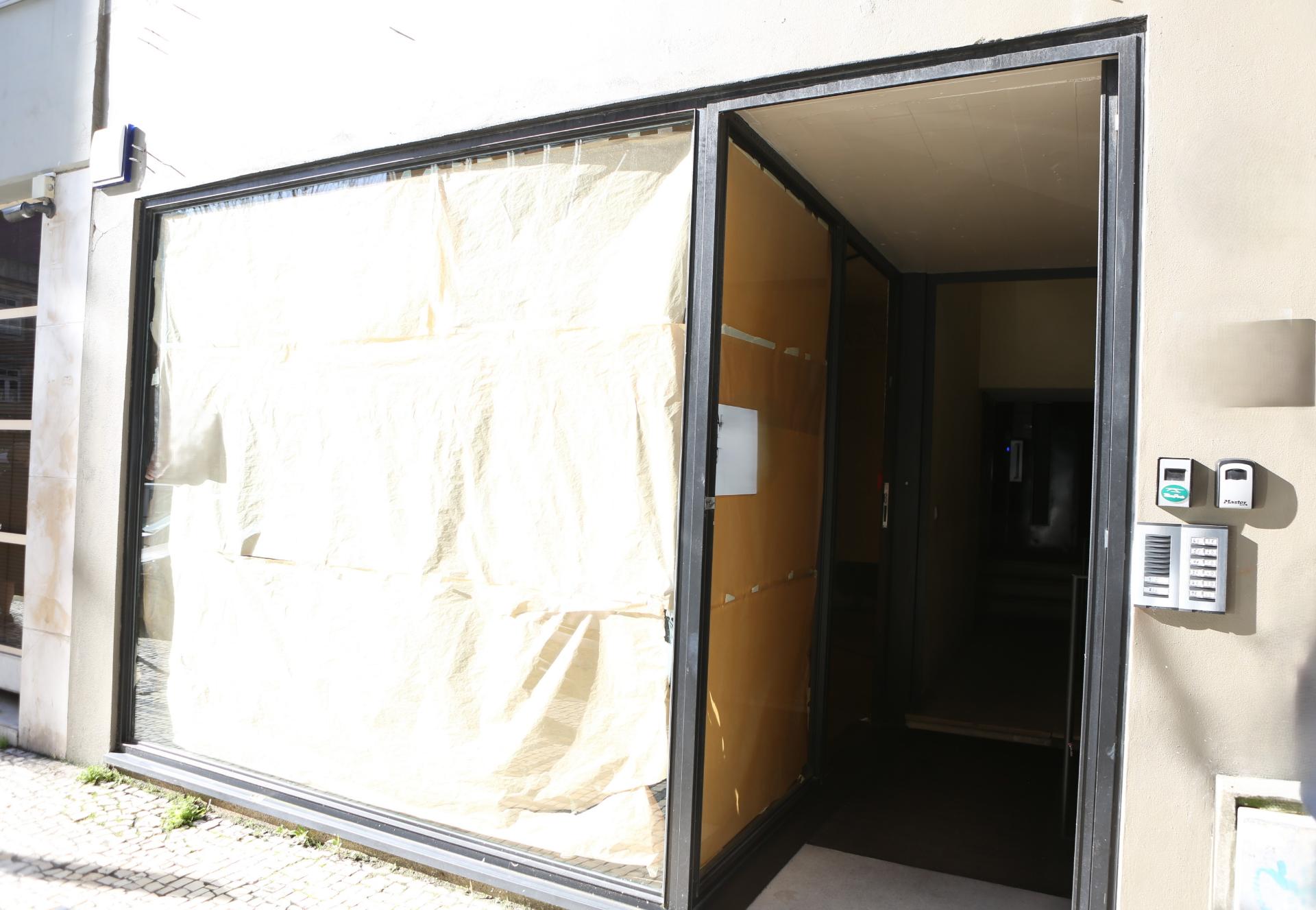 Loja com Armazém | 2 Pisos | 262 m² | Localização Prime