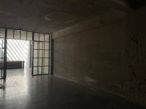 Loja com Armazém | 2 Pisos | 262 m² | Localização Prime